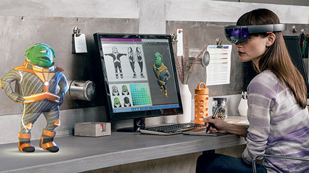 Une femme travaille sur une tablette graphique. Elle porte des HoloLens et matérialise un avatar qui prend la forme d’un bonhomme vert. 